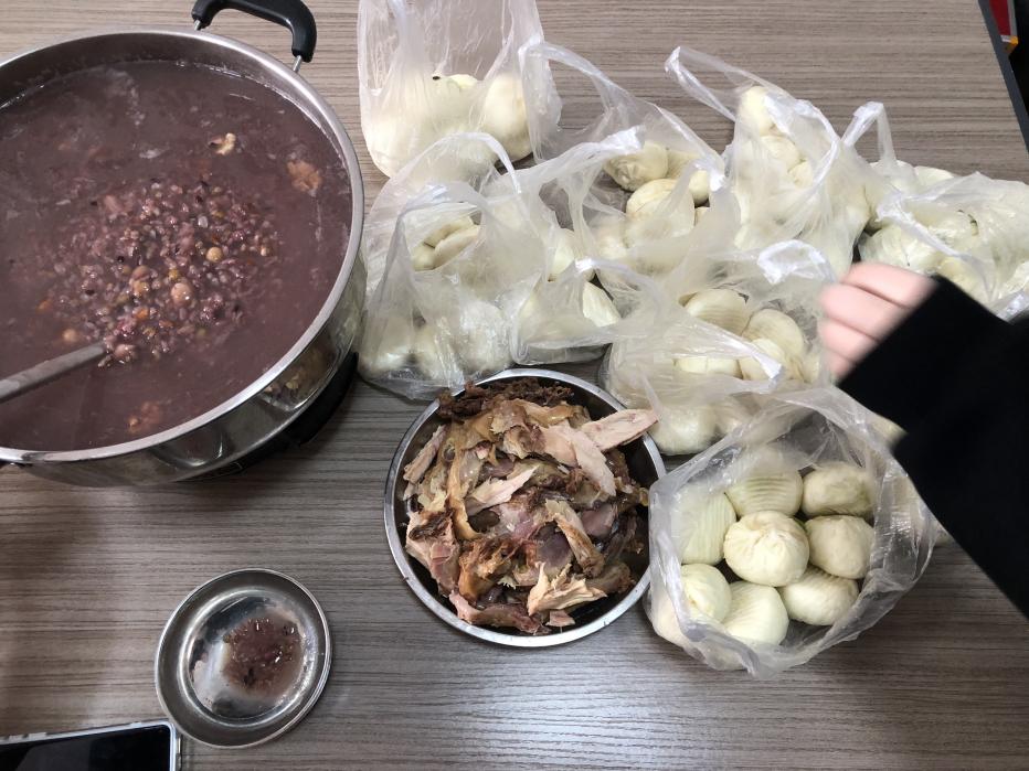 Zamestnanci Zemeijia oslavujú Laba Festival