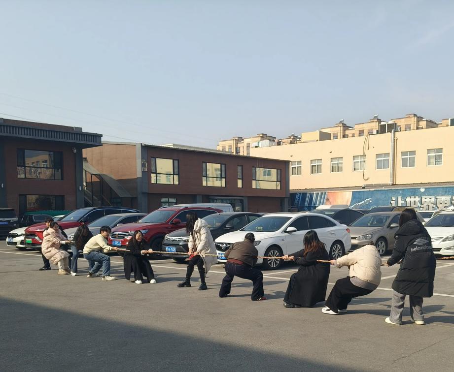 Poludňajšie preťahovanie lanom a švihadlo na Zemeijia